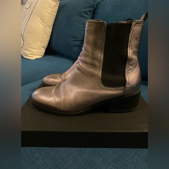 Kenneth Cole metallic ankle boots in size 8.5. - Picture 3 of 12